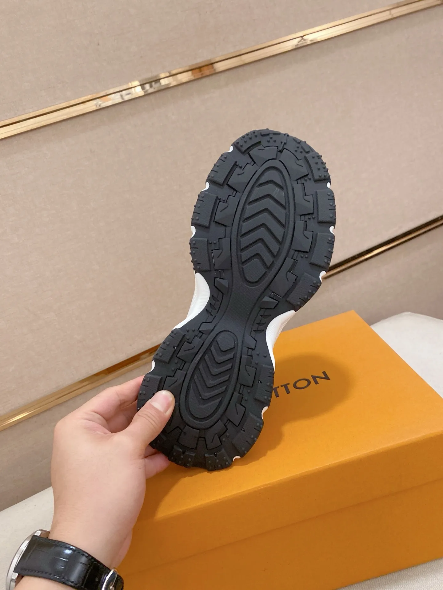Men's shoes💰 442💰louis vuitton (Louis Vuitton/lv)🔍🔍The new counters are on sale at the same time. The uppers are imported from Italy. ⃣️Re-engraved🇮🇹💪💪, ⚠Sole: The original sole is specially provided by the original factory, the exclusive movable molded sole is super comfortable, ⚠Original and single goods 🔍high quality, you can enter and leave the counter at will, welcome to compare⚠. Code number: 38-44 (45/customized, non-refundable)